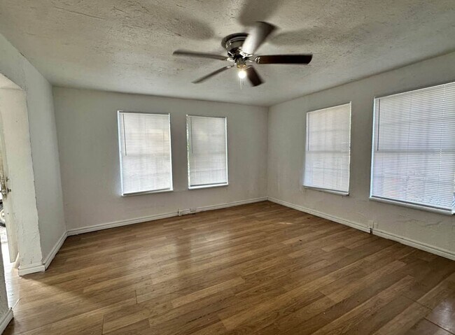 Building Photo - Cozy 3 bedroom house