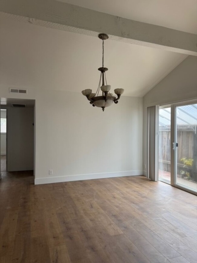 Building Photo - Duplex for rent in Sacramento, CA (Fulton/...