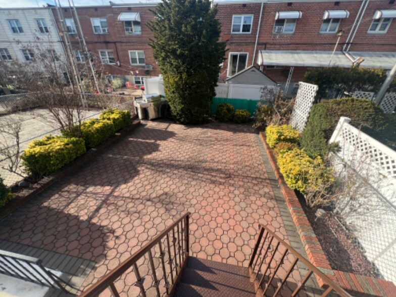 Building Photo - 61-60 69th Ln