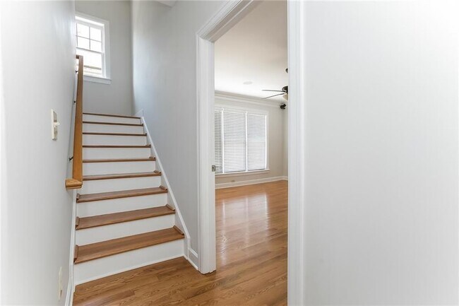 Building Photo - 1381 Parkview Ln