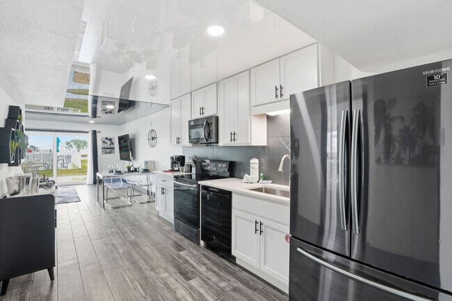 Building Photo - 8743 Thomas Dr