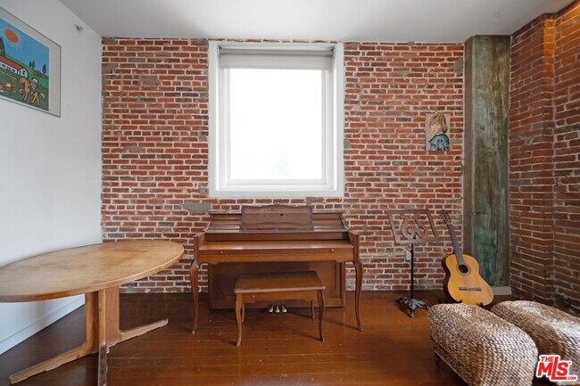 Building Photo - 257 S Spring St