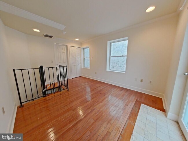 Building Photo - 606 S 16th St