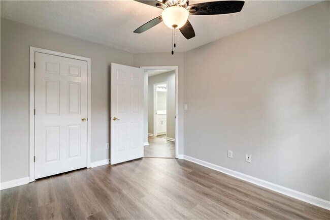 Building Photo - 3370 Palm Cir