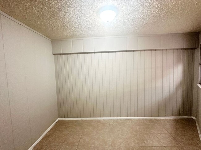 Building Photo - Charming 2-Bedroom Townhome with Bonus Roo...