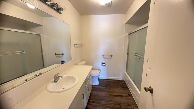 Building Photo - Desirable Duplex 2 bedroom 1 bathroom home