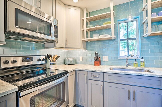 Building Photo - 215 Bobolink Way