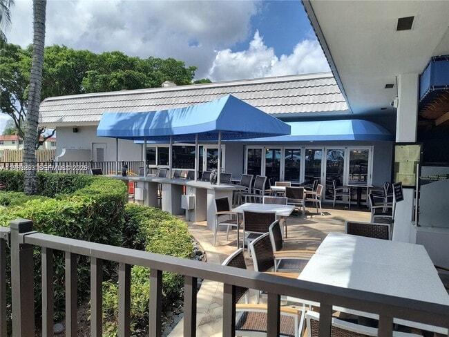 Building Photo - 662 North Dr