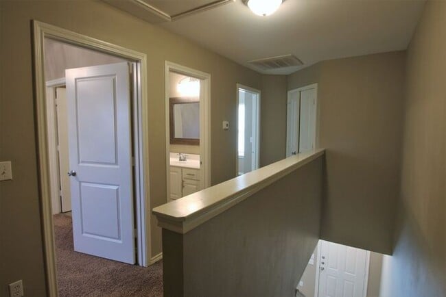 Building Photo - Available Now! 2 Bed 1.5 Bath Townhome! Li...