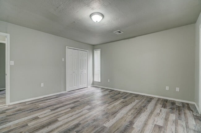 Building Photo - 11701 Jeffery Rd
