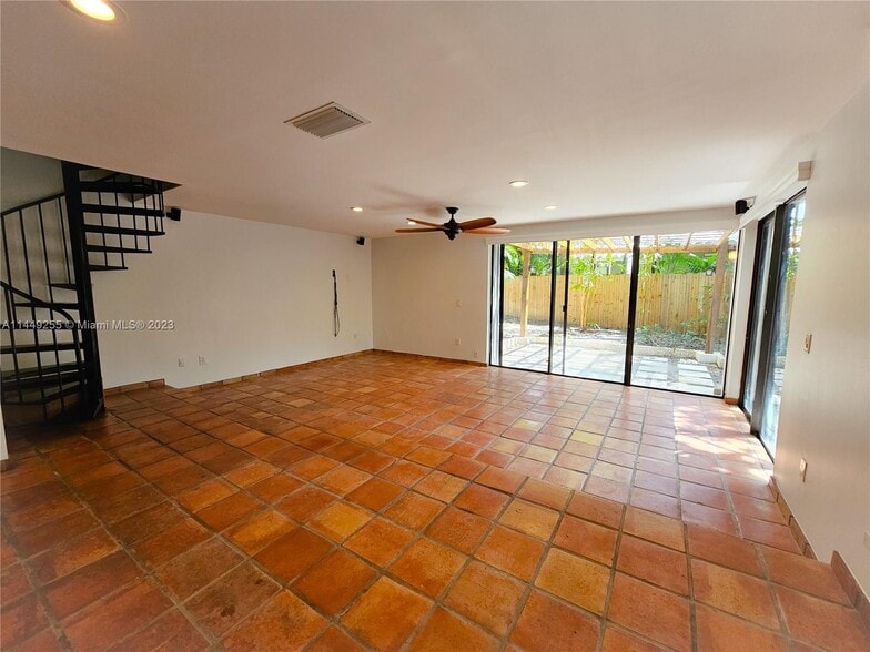 Building Photo - 2989 Bridgeport Ave