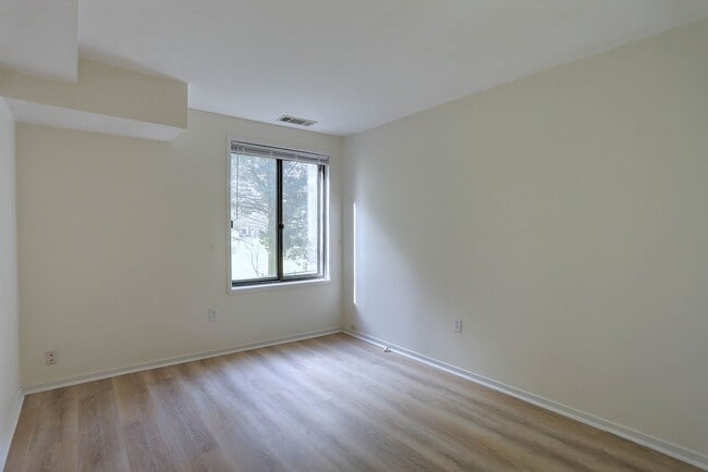 Building Photo - 2 BR/2 BA Garden Level Condo