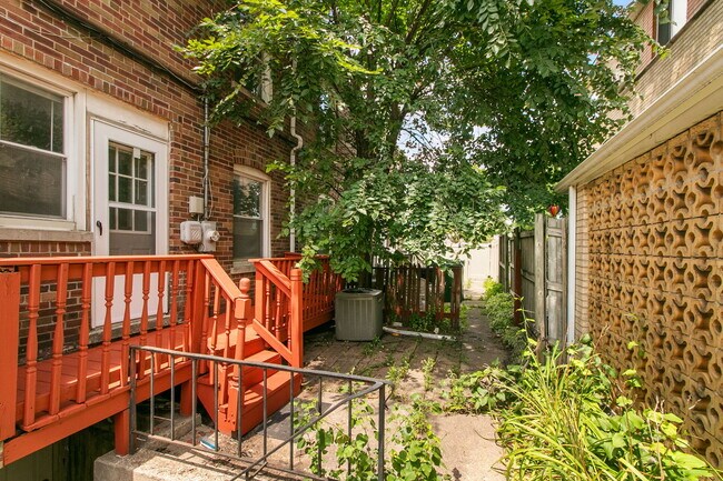 Building Photo - 1004 S Taylor Ave
