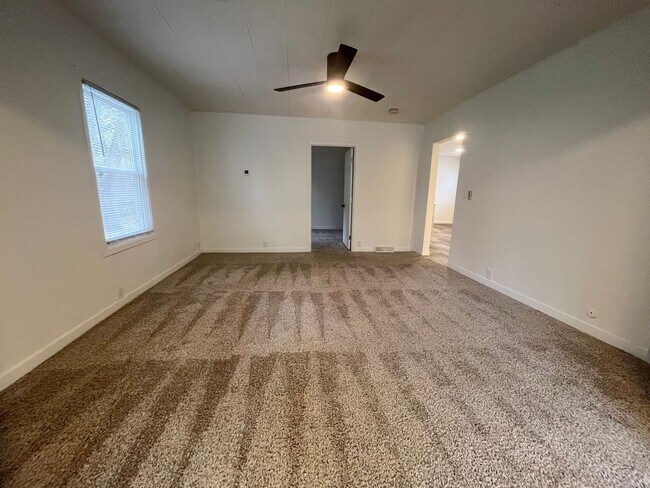 Building Photo - 4 Bed/1.5 Bath Rental Home in Central Sioux Falls!