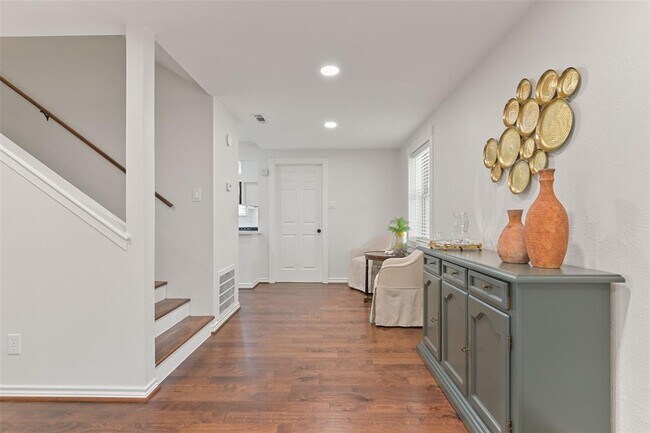 Building Photo - 2511 Blue Willow Dr