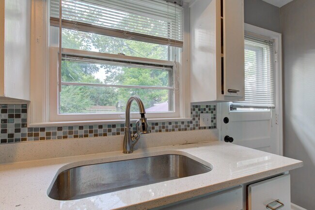 Building Photo - 4610 Rookwood Ave