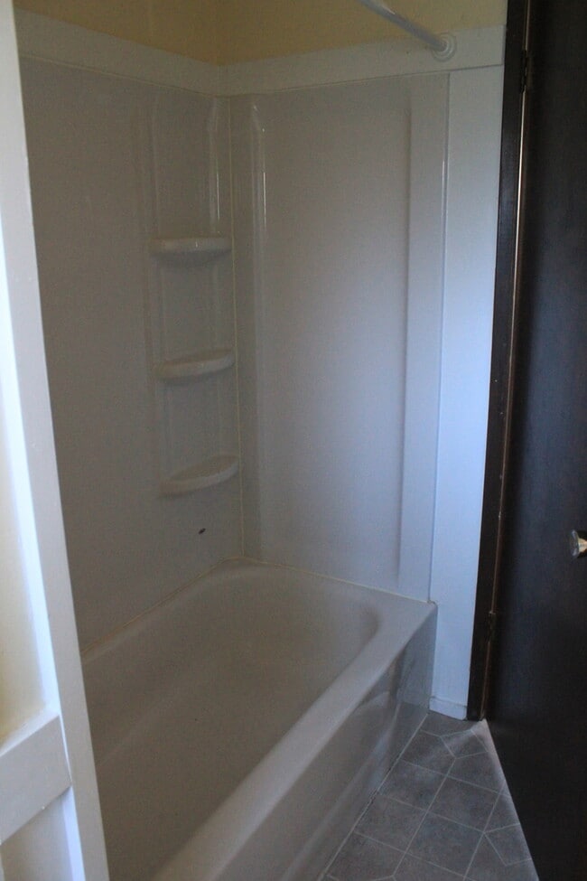 Building Photo - 3 Bedroom 1 Bath Home for Rent near Mount Stuart Elementary