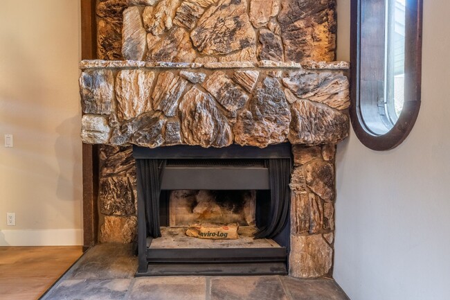 Building Photo - Spacious Snowcreek III Condo – Winter Rental