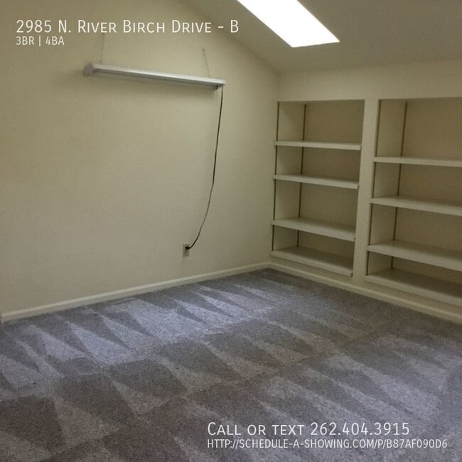 Building Photo - Huge condo with 2 car garage!