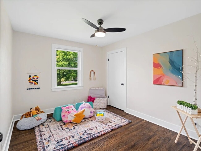 Building Photo - 2 Bedroom, 1 Bathroom Duplex Near Woodbine...