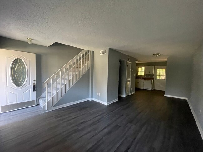 Building Photo - Spacious 2-Story End-Unit Townhome in Prim...
