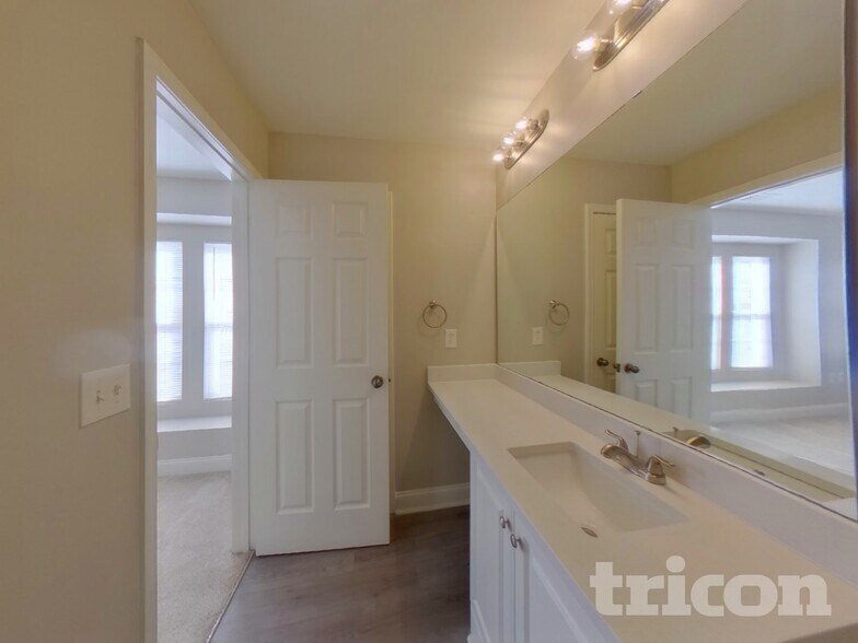 Building Photo - 4736 Abercromby St