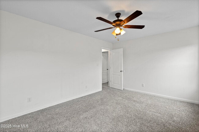 Building Photo - 207 Riverstone Ct