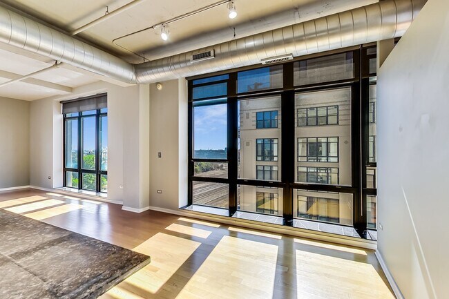 Building Photo - SW CORNER 2 BED / 2 BATH CONDO IN UNIVERSI...