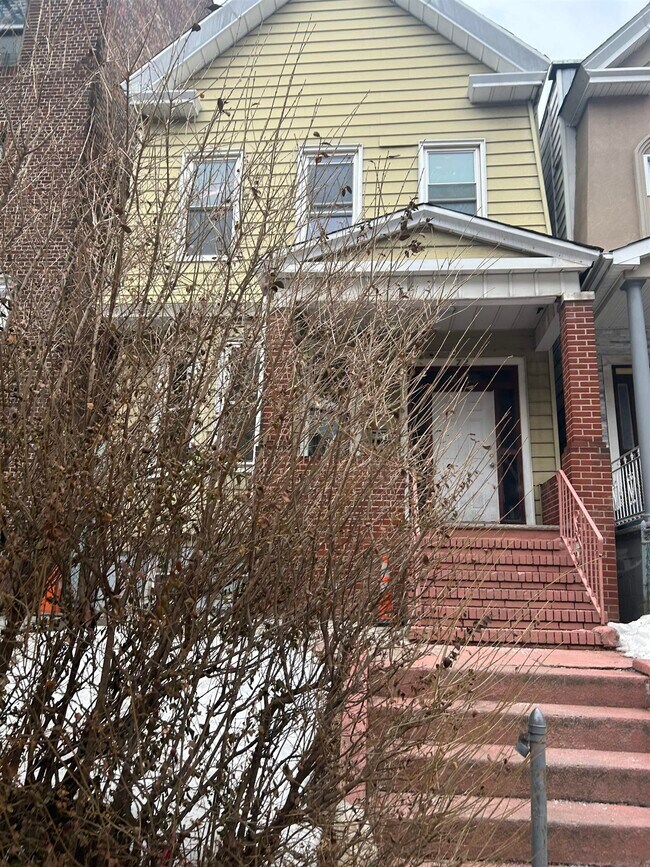 Building Photo - 72 Fairview Ave