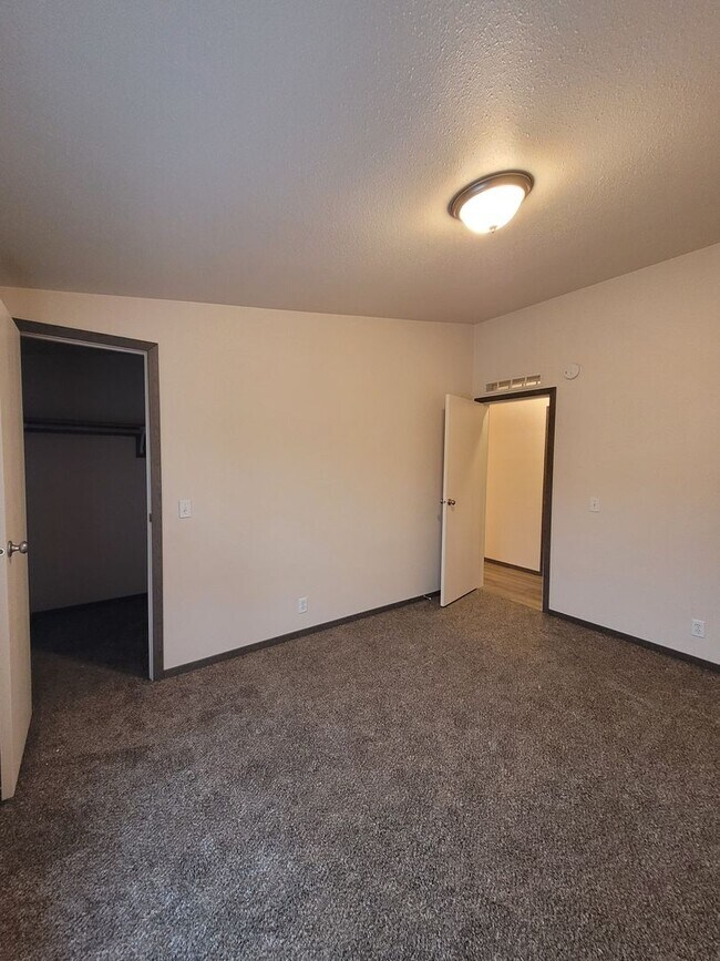 Building Photo - 3Bed : 2Bath Home with 2 Car Garage and Ac...
