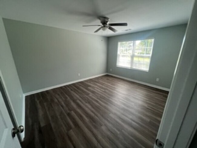 Building Photo - 1800 Acker Dr