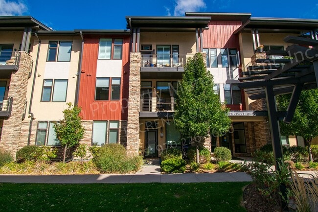 Building Photo - 2715 Iowa Dr