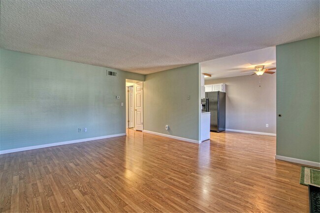 Building Photo - Bright End-Unit Condo – 2 Bed/1 Bath, Single-Level, No Stairs!