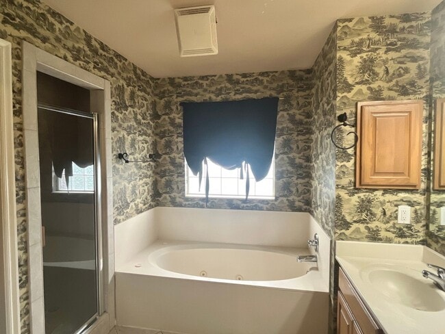 Building Photo - Gorgeous 3 Bed 2 Bath In Edmond