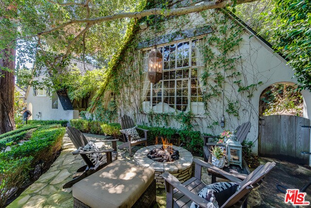 Building Photo - 8900 Hollywood Hills Rd