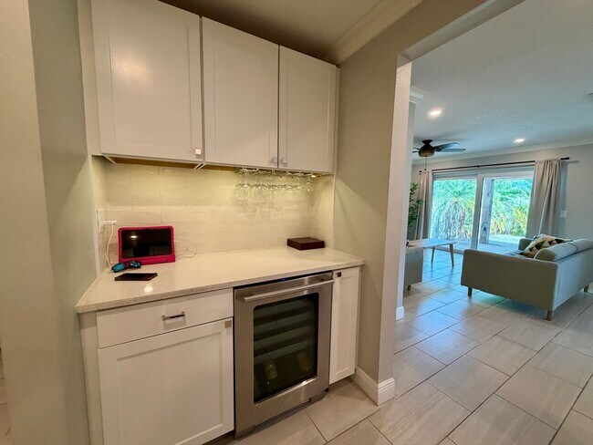 Building Photo - Updated 3 Bed 2.5 Bath Townhouse - SoHo / Hyde Park Area