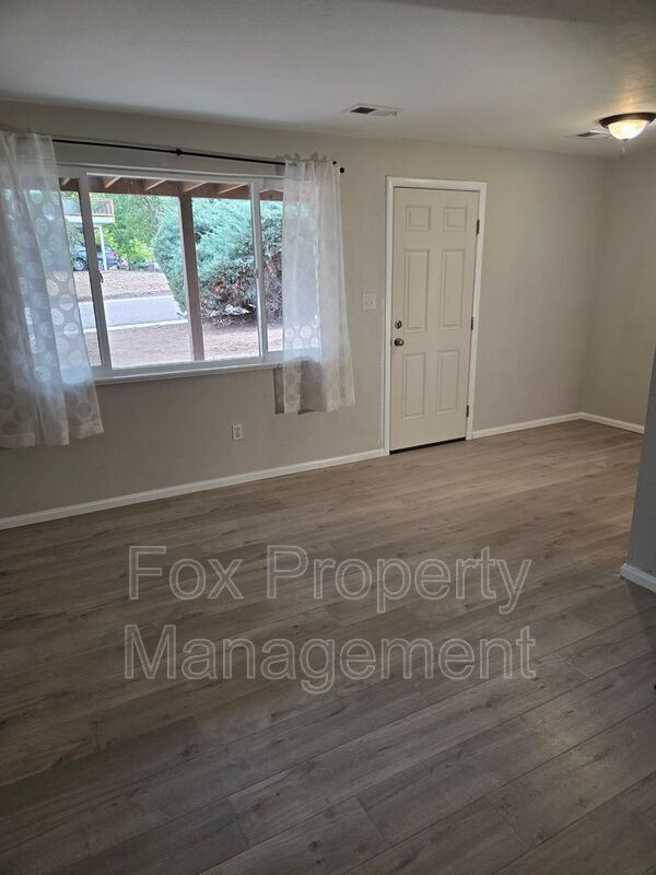 Building Photo - 710 W Cleveland Cir