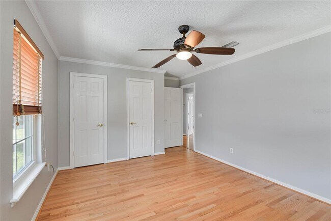 Building Photo - 1580 Oakhurst Ave