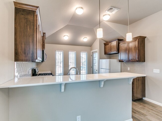 Building Photo - 3 bedroom, 2 bathroom, 2 car garage