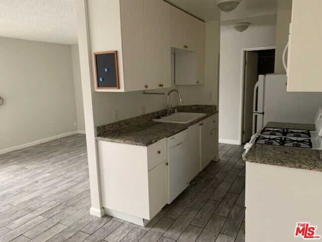 Building Photo - 922 N Hudson Ave