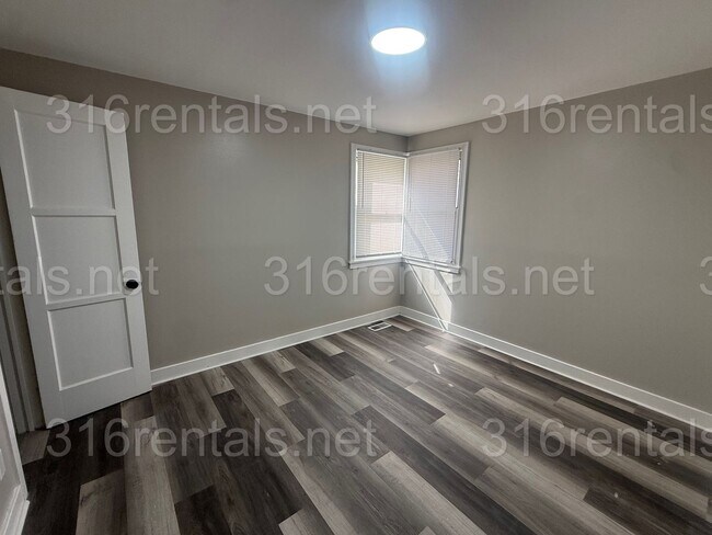 Building Photo - $995 - 2 bedroom / 1 bathroom - Single Family Home