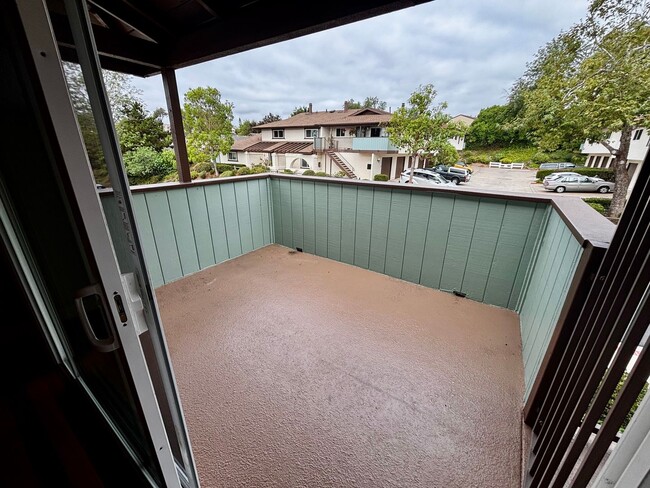 Building Photo - Updated and Spacious 2 bed 1.5 bath