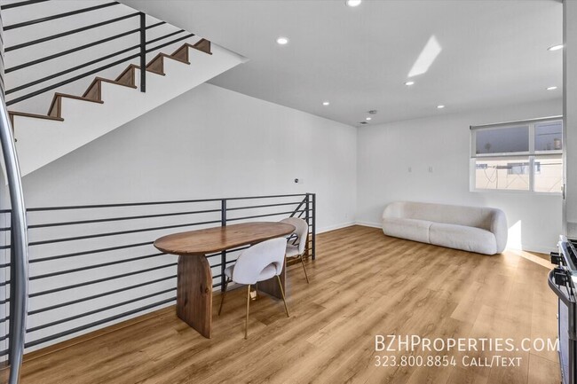 Building Photo - Gorgeous Modern Townhouse In Prime Mid-City