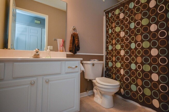 Building Photo - Private End-Unit Townhome with Walkout Basement