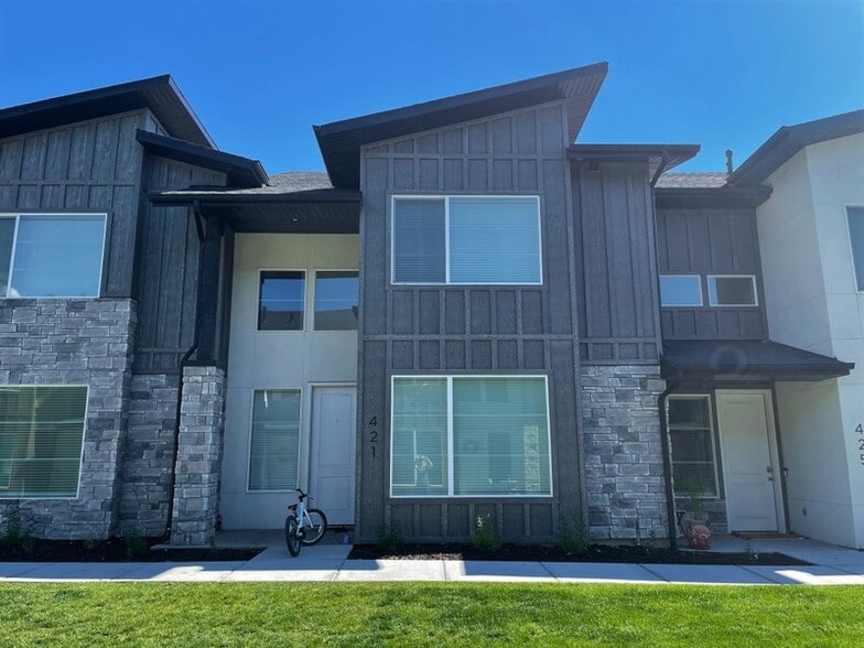 Building Photo - 421 W 40 S