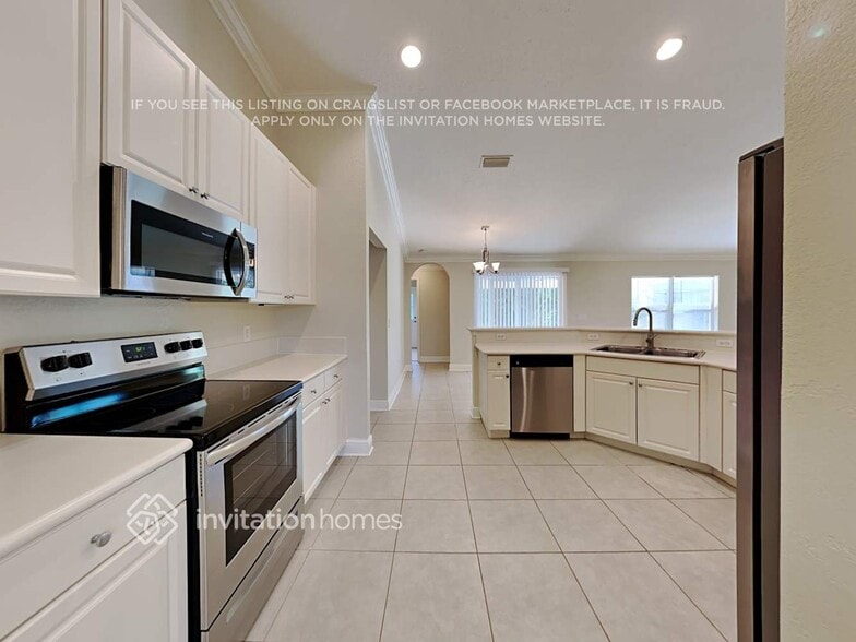 Building Photo - 1772 SW Lofgren Ave