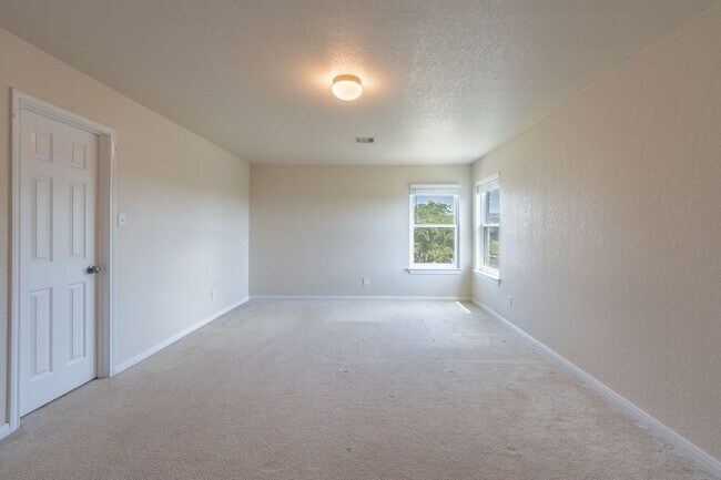 Building Photo - 137 Springtree Shadow