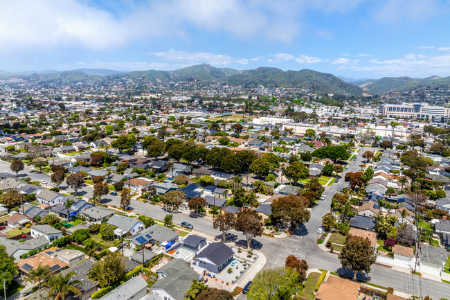 Building Photo - 401 Rancho Dr