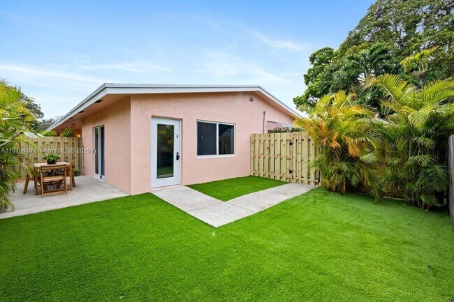 Building Photo - 817 Tequesta St