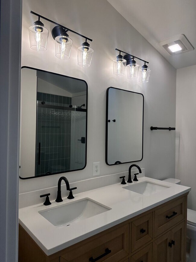 Building Photo - Renovated Kingstowne Townhouse | 3 Beds, 2...